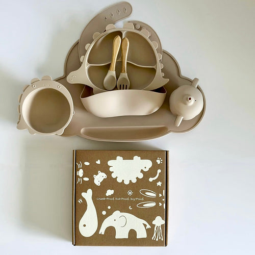 Dinosaur silicone baby dining set with plate, bowl, cup, and utensils in beige – Elekidz Canada
	•	BPA-free food-grade silicone dinosaur-shaped toddler feeding set with bamboo-handled utensils
	•	Dinosaur-themed baby dinnerware set with placemat and spill-proof cup – dishwasher and microwave safe
